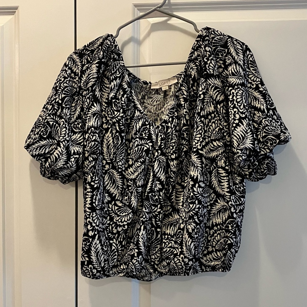 LOFT black and white top with puff sleeves